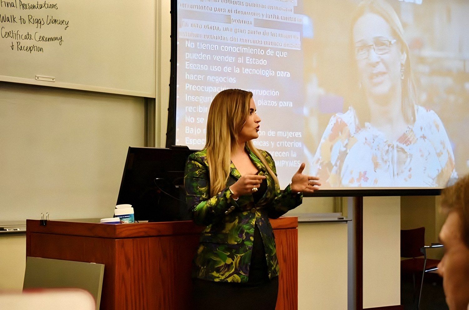 Elizabeth Rodríguez Pavón dictando una conferencia en un aula
